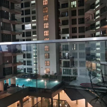 Hostel At Regalia Sky Pool Kuala Lumpur Exterior photo